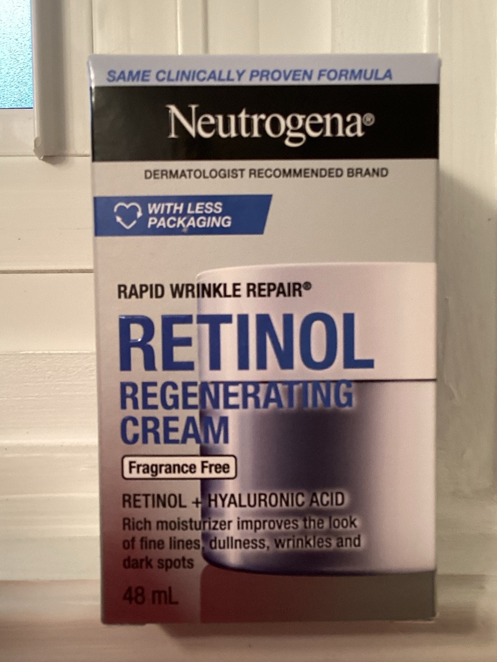 Neutrogena Retinol Regenerating Cream - White, Blue, Black